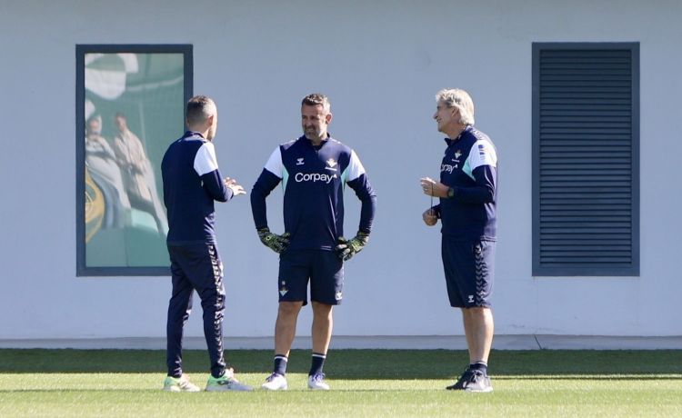 Pellegrini: «El único objetivo realista es intentar ganar al Villarreal» Pellegrini: «El único objetivo realista es intentar ganar al Villarreal»