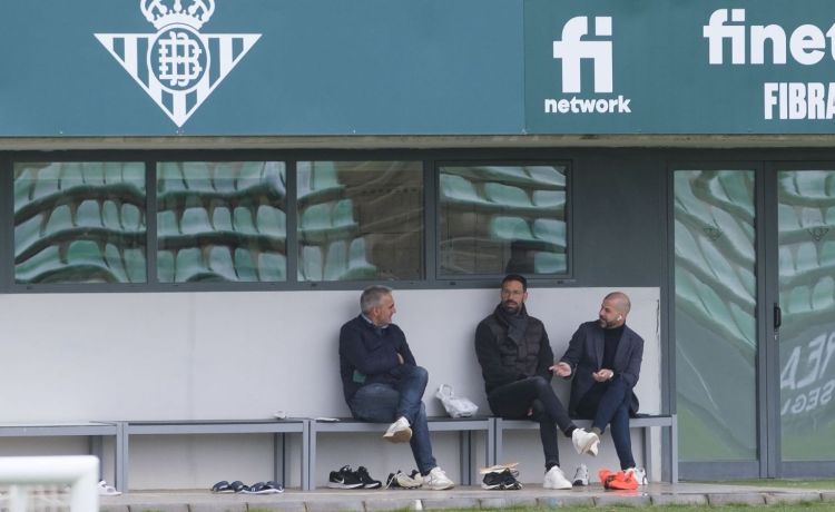 El último día de Van Nistelrooy con el Betis: un regalo de Pellegrini y charla con Manu Fajardo El último día de Van Nistelrooy con el Betis: un regalo de Pellegrini y charla con Manu Fajardo
