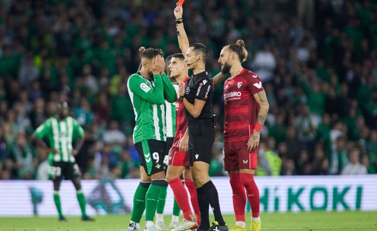Sánchez Martínez arbitrará su segundo derbi tras las expulsiones de Montiel, Fekir y Borja Iglesias el curso pasado Sánchez Martínez arbitrará su segundo derbi tras las expulsiones de Montiel, Fekir y Borja Iglesias el curso pasado
