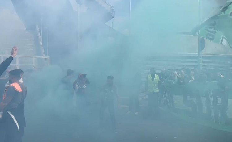 Los ultras alientan a los futbolistas del Betis en el último entrenamiento antes del derbi Los ultras alientan a los futbolistas del Betis en el último entrenamiento antes del derbi