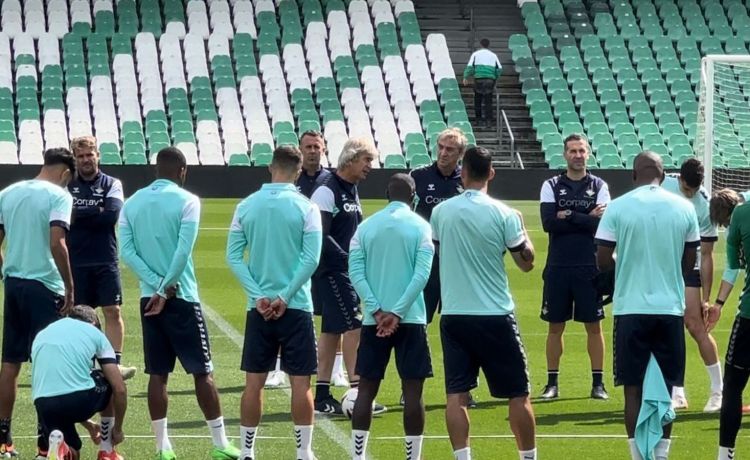 La especial charla de Pellegrini antes del derbi con el himno del Betis de fondo La especial charla de Pellegrini antes del derbi con el himno del Betis de fondo