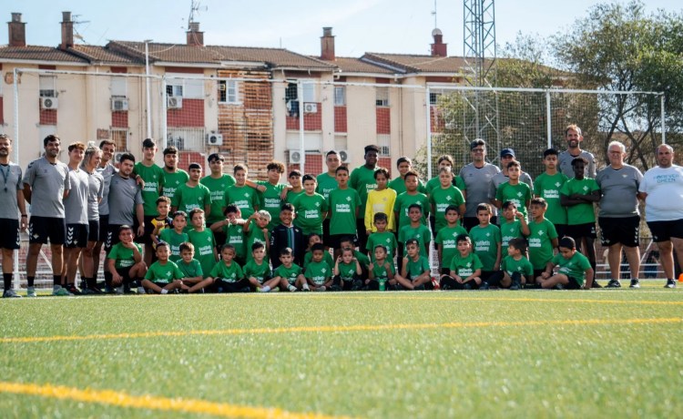 Educar en valores a través del deporte, la labor de la Fundación Real Betis en el Polígono Sur Educar en valores a través del deporte, la labor de la Fundación Real Betis en el Polígono Sur