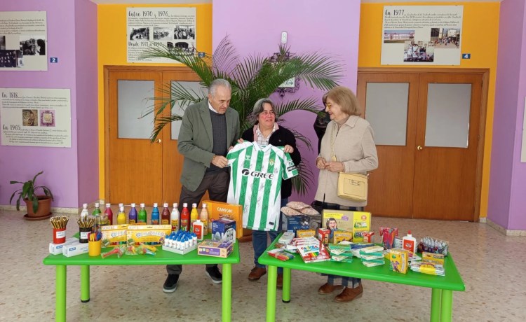 La Guardería La Providencia de las Tres Mil Viviendas recibe el material escolar donado por la Fundación Real Betis Balompié La Guardería La Providencia de las Tres Mil Viviendas recibe el material escolar donado por la Fundación Real Betis Balompié