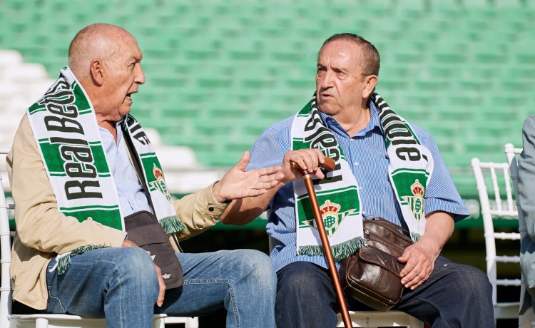 "De abuelos a nietos": el Real Betis Balompié salta al césped acompañado de 11 de los socios ancianos más antiguos "De abuelos a nietos": el Real Betis Balompié salta al césped acompañado de 11 de los socios ancianos más antiguos