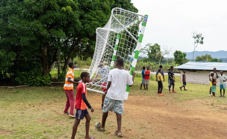La Fundación Real Betis Balompié sigue haciendo Betis por el mundo con la donación de porterías a Guinea Ecuatorial La Fundación Real Betis Balompié sigue haciendo Betis por el mundo con la donación de porterías a Guinea Ecuatorial