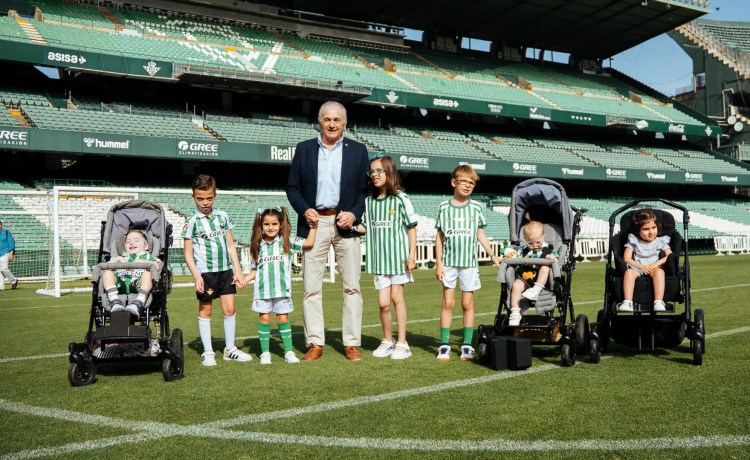 Todos los pequeños con enfermedades raras que nos han visitado durante esta temporada realizan un encuentro en el Estadio Benito Villamarín Todos los pequeños con enfermedades raras que nos han visitado durante esta temporada realizan un encuentro en el Estadio Benito Villamarín