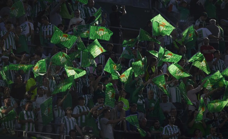 El Real Betis regalará a sus abonados banderas conmemorativas de la final de la UEFA Conference El Real Betis regalará a sus abonados banderas conmemorativas de la final de la UEFA Conference