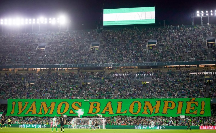 El Real Betis Balompié habilita una fila 0 en el Estadio Benito Villamarín para el visionado de la final para recaudar fondos para causas solidarias El Real Betis Balompié habilita una fila 0 en el Estadio Benito Villamarín para el visionado de la final para recaudar fondos para causas solidarias