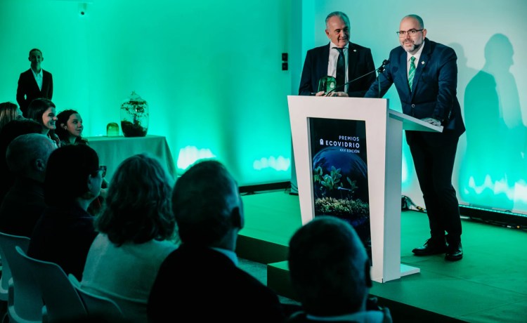 El Real Betis recibe el Premio Especial Ecólatras por su plataforma de impulso medioambiental Forever Green en los XXVI Premios Ecovidrio El Real Betis recibe el Premio Especial Ecólatras por su plataforma de impulso medioambiental Forever Green en los XXVI Premios Ecovidrio