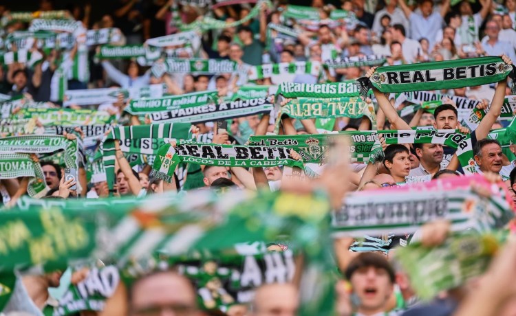 Grada Solidaria: una temporada más acercando al Real Betis a quienes más lo necesitan Grada Solidaria: una temporada más acercando al Real Betis a quienes más lo necesitan