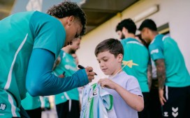 El deseo verdiblanco de Daniel se hace realidad junto a los jugadores del Real Betis El deseo verdiblanco de Daniel se hace realidad junto a los jugadores del Real Betis