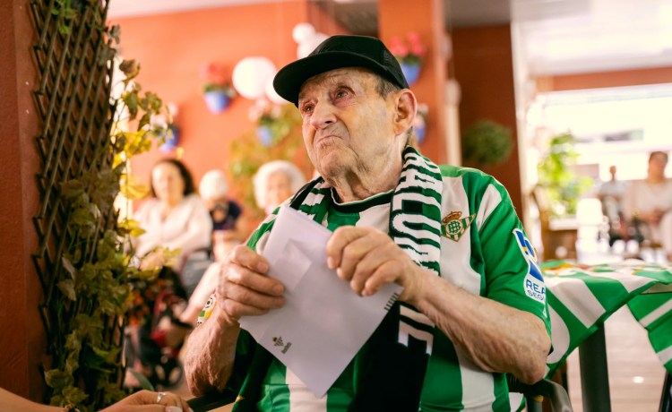 ‘De Béticos a abuelos’ sigue uniendo generaciones con una segunda entrega de cartas ‘De Béticos a abuelos’ sigue uniendo generaciones con una segunda entrega de cartas