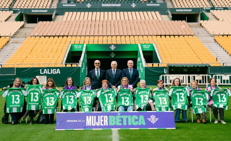 El Real Betis homenajea a sus socias veteranas en el acto ’13 socias, 13 barras’ El Real Betis homenajea a sus socias veteranas en el acto ’13 socias, 13 barras’