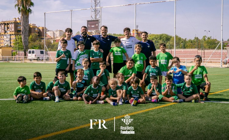 James Rhodes se une a la Fundación Real Betis Balompié con una donación a la Escuela Monsalvete James Rhodes se une a la Fundación Real Betis Balompié con una donación a la Escuela Monsalvete