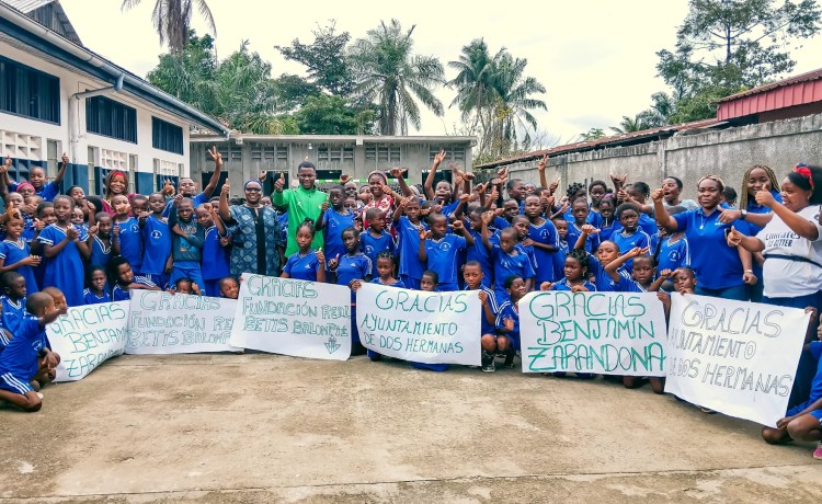 La Fundación Real Betis Balompié dona porterías a dos colegios de Guinea Ecuatorial para seguir haciendo Betis por el mundo La Fundación Real Betis Balompié dona porterías a dos colegios de Guinea Ecuatorial para seguir haciendo Betis por el mundo