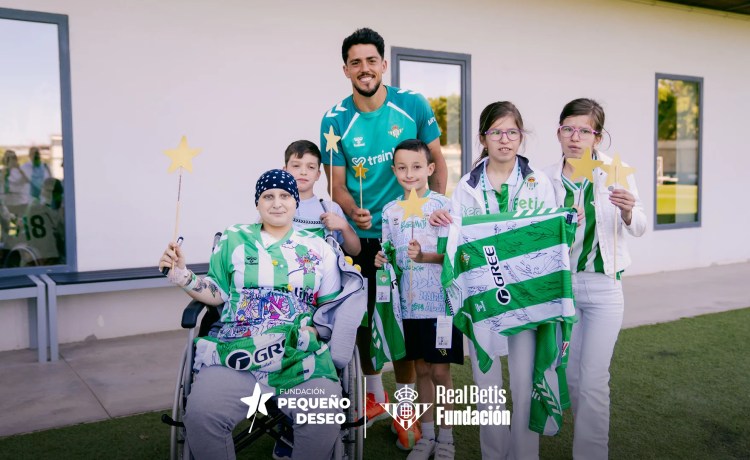 La Fundación Real Betis Balompié y la Fundación Pequeño Deseo continúan su colaboración para hacer realidad los deseos de niños y niñas La Fundación Real Betis Balompié y la Fundación Pequeño Deseo continúan su colaboración para hacer realidad los deseos de niños y niñas