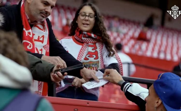 Lo que faltaba por ver de Antony en El Gran Derbi: autógrafos a sevillistas, sufrimiento en el palco VIP y lágrimas de emoción Lo que faltaba por ver de Antony en El Gran Derbi: autógrafos a sevillistas, sufrimiento en el palco VIP y lágrimas de emoción