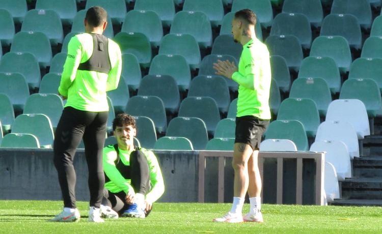 Antony hace amigos en su estreno en el Villamarín en una sesión sin Iker Losada Antony hace amigos en su estreno en el Villamarín en una sesión sin Iker Losada