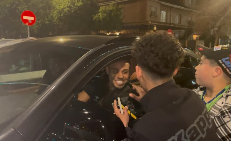 Natan se va de fiesta: cánticos del Betis a todo volumen y los béticos pidiendo su renovación Natan se va de fiesta: cánticos del Betis a todo volumen y los béticos pidiendo su renovación