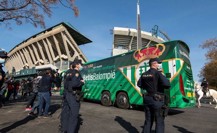 La Policía identifica a cinco ultras del Betis que alteraron el orden antes del derbi La Policía identifica a cinco ultras del Betis que alteraron el orden antes del derbi