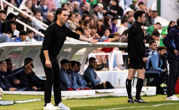 El mes decisivo para Javi Medina con el Antequera: su compromiso, el interés de Segunda y un posible regreso al Betis El mes decisivo para Javi Medina con el Antequera: su compromiso, el interés de Segunda y un posible regreso al Betis