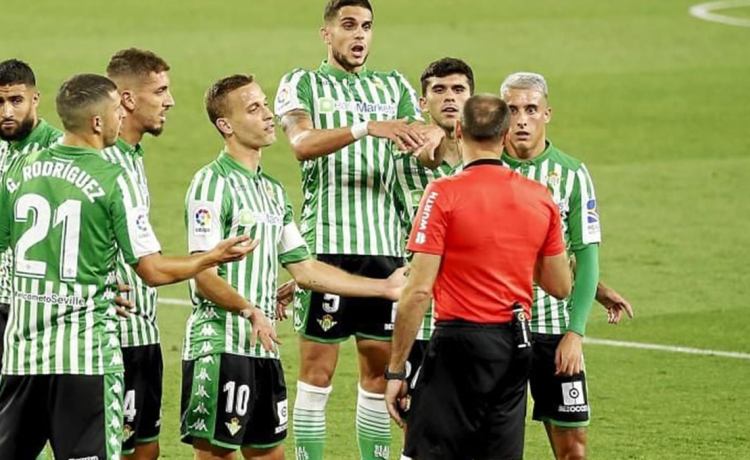 Mateu Lahoz reconoce su error en el derbi: «Pité en un penalti que no era» Mateu Lahoz reconoce su error en el derbi: «Pité en un penalti que no era»