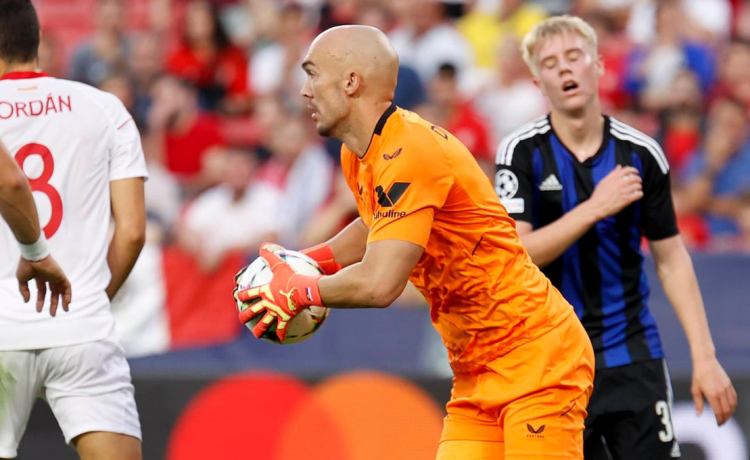 Dmitrovic confiesa el error que cometió en el Sevilla y reconoce que habría hecho un ‘Joan García’: «¿El Betis? Nunca digo que no» Dmitrovic confiesa el error que cometió en el Sevilla y reconoce que habría hecho un ‘Joan García’: «¿El Betis? Nunca digo que no»