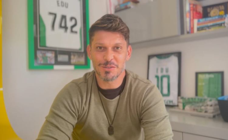 El vestuario del Betis 2005 ofrece la receta para ganar al Chelsea y ensalza el papel de la afición: “Escuchábamos hasta los pisotones” El vestuario del Betis 2005 ofrece la receta para ganar al Chelsea y ensalza el papel de la afición: “Escuchábamos hasta los pisotones”