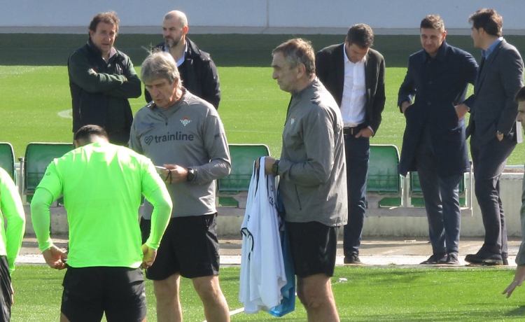 La directiva del Betis visita a su tropa antes de la batalla del derbi La directiva del Betis visita a su tropa antes de la batalla del derbi