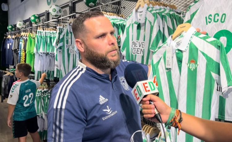 Los béticos opinan de la camiseta para la temporada 24/25: «No creo que Borja Iglesias se la ponga» Los béticos opinan de la camiseta para la temporada 24/25: «No creo que Borja Iglesias se la ponga»