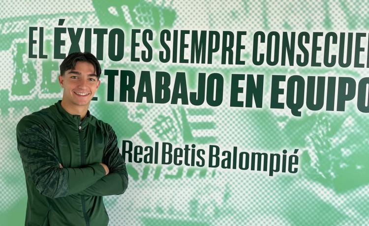 Carlos Reina, el escalón de Segunda división y del primer equipo: «Que suban Mateo, Jesús o Ángel nos hace ver que estamos a un pequeño pasito» Carlos Reina, el escalón de Segunda división y del primer equipo: «Que suban Mateo, Jesús o Ángel nos hace ver que estamos a un pequeño pasito»