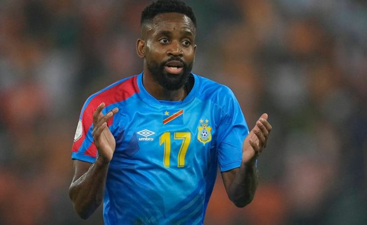 Bakambu se apunta antes de lo previsto y la brinda la primera alegría a Pellegrini Bakambu se apunta antes de lo previsto y la brinda la primera alegría a Pellegrini