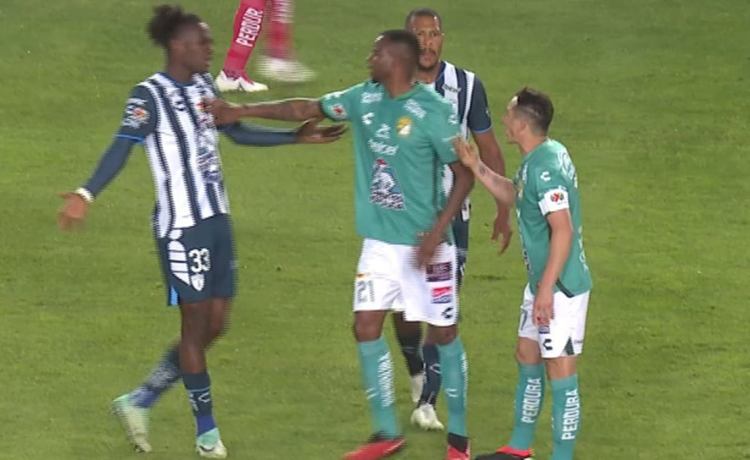 Guardado la lía en México y acaba abucheado Guardado la lía en México y acaba abucheado