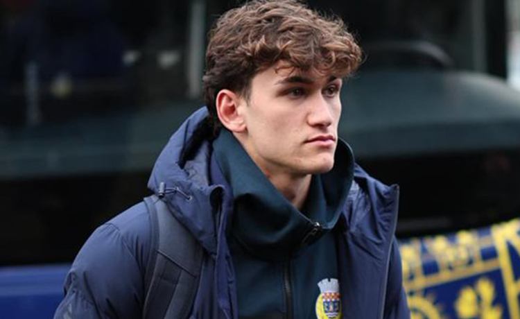 Mateo Flores reaparece oficialmente en su cesión con buenas noticias para el Betis Mateo Flores reaparece oficialmente en su cesión con buenas noticias para el Betis