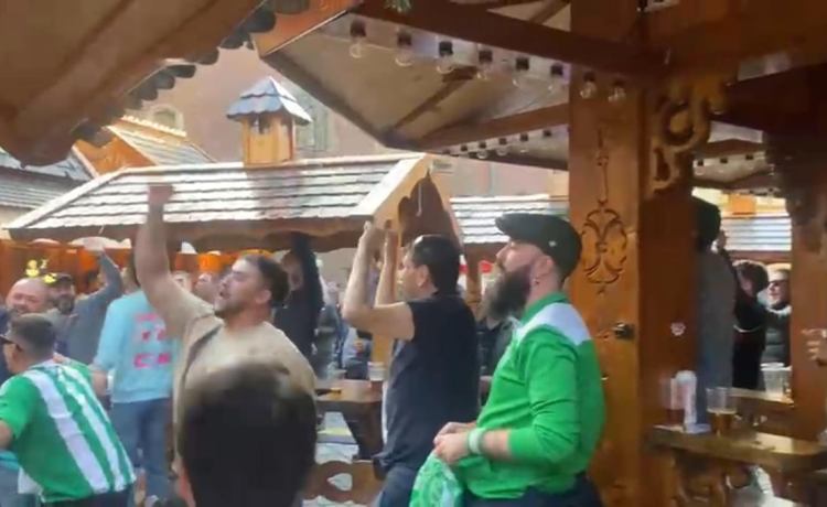 La afición del Betis aún sigue celebrando en Wroclaw pese a perder la Conference League La afición del Betis aún sigue celebrando en Wroclaw pese a perder la Conference League