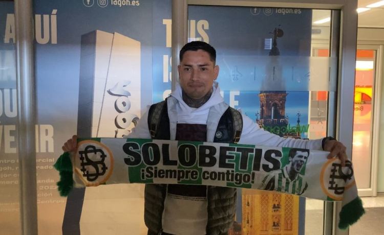 Chimy Ávila llega y ya posa como jugador del Betis Chimy Ávila llega y ya posa como jugador del Betis