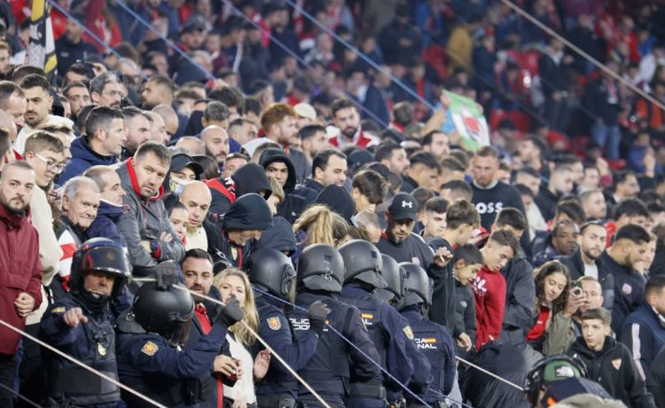 Biris Norte carga contra la sanción y contra varios jugadores del Sevilla: «Se les debería caer la cara de vergüenza» Biris Norte carga contra la sanción y contra varios jugadores del Sevilla: «Se les debería caer la cara de vergüenza»