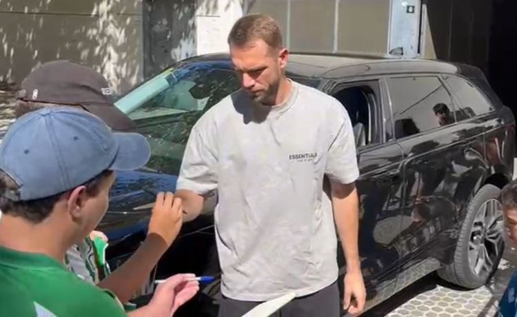 Preocupante imagen de Pau Lopez a la salida del entrenamiento del Betis Preocupante imagen de Pau Lopez a la salida del entrenamiento del Betis