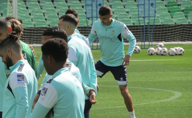 Betis, con una novedad, y Sevilla realizan sus últimos entrenamientos antes del derbi Betis, con una novedad, y Sevilla realizan sus últimos entrenamientos antes del derbi