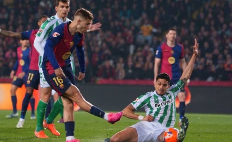 Bartra, con su renovación ‘aplazada’, da su sitio a la dirección deportiva Bartra, con su renovación ‘aplazada’, da su sitio a la dirección deportiva