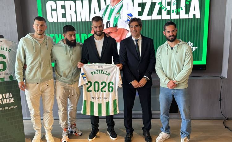 La emoción de Pezzella en el acto de renovación La emoción de Pezzella en el acto de renovación