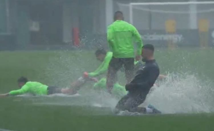 Diluvio, buen humor y lista de 22 para Barcelona, con tres bajas consabidas y otras tantas alertas Diluvio, buen humor y lista de 22 para Barcelona, con tres bajas consabidas y otras tantas alertas