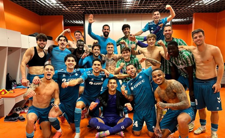 Las imágenes de la fiesta en el vestuario del Euro Betis tras romper el techo Las imágenes de la fiesta en el vestuario del Euro Betis tras romper el techo