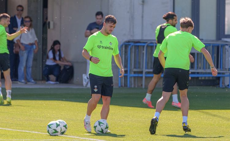 Sorprendente convocatoria del Betis para recibir al Valencia Sorprendente convocatoria del Betis para recibir al Valencia