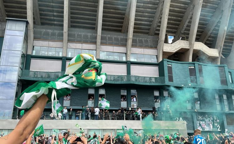 Espectacular recibimiento al Betis, con petición a Antony y pulla al Sevilla Espectacular recibimiento al Betis, con petición a Antony y pulla al Sevilla
