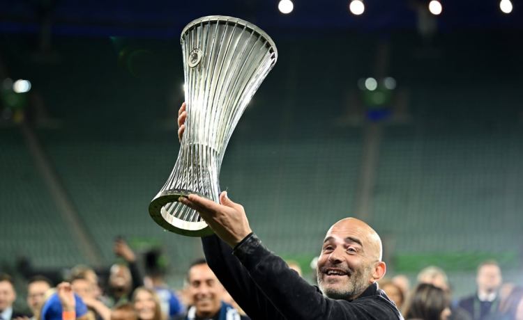 El Sevilla no duda en felicitar a Maresca por su título ante el Betis El Sevilla no duda en felicitar a Maresca por su título ante el Betis