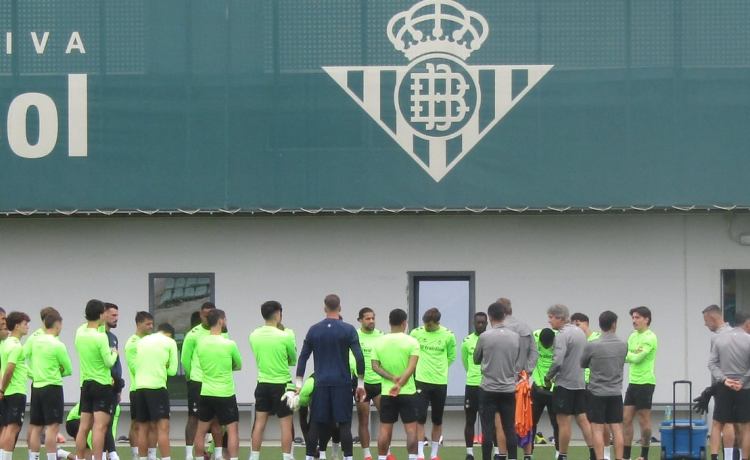 Pellegrini rebaja la euforia en la vuelta al trabajo con la mente en el Barça y la baja de Isco Pellegrini rebaja la euforia en la vuelta al trabajo con la mente en el Barça y la baja de Isco
