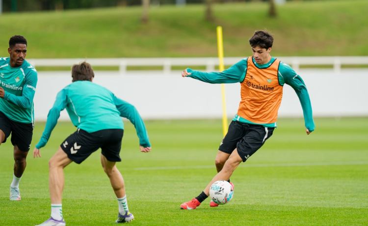 Petit aguarda el debut; Borja Iglesias, Fran Vieites y Perraud, sin vestir otra vez Petit aguarda el debut; Borja Iglesias, Fran Vieites y Perraud, sin vestir otra vez
