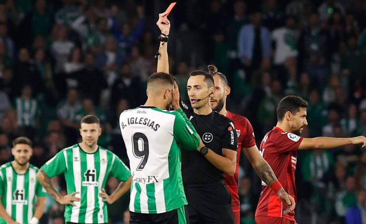 Indignación en el Betis por el árbitro que pitará el derbi Indignación en el Betis por el árbitro que pitará el derbi