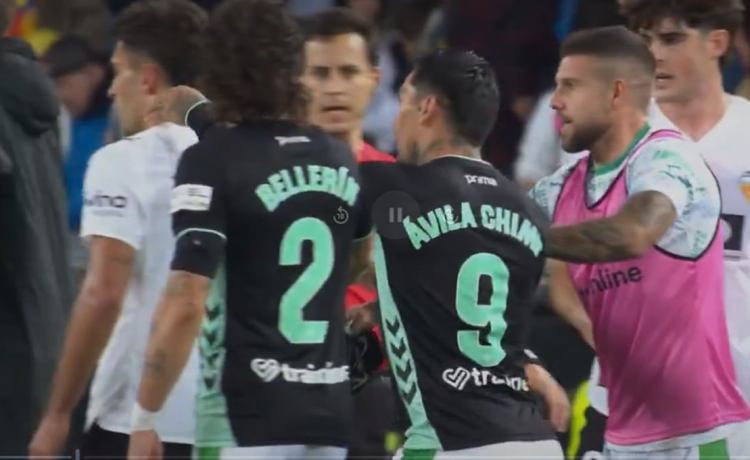 El acta arbitral señala a Chimy Ávila por la tangana final en el Valencia-Betis: «No se pudo localizar» El acta arbitral señala a Chimy Ávila por la tangana final en el Valencia-Betis: «No se pudo localizar»